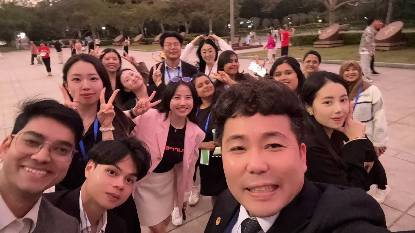 BAR LAB members and Prof. Hak-Seon Kim at an international conference